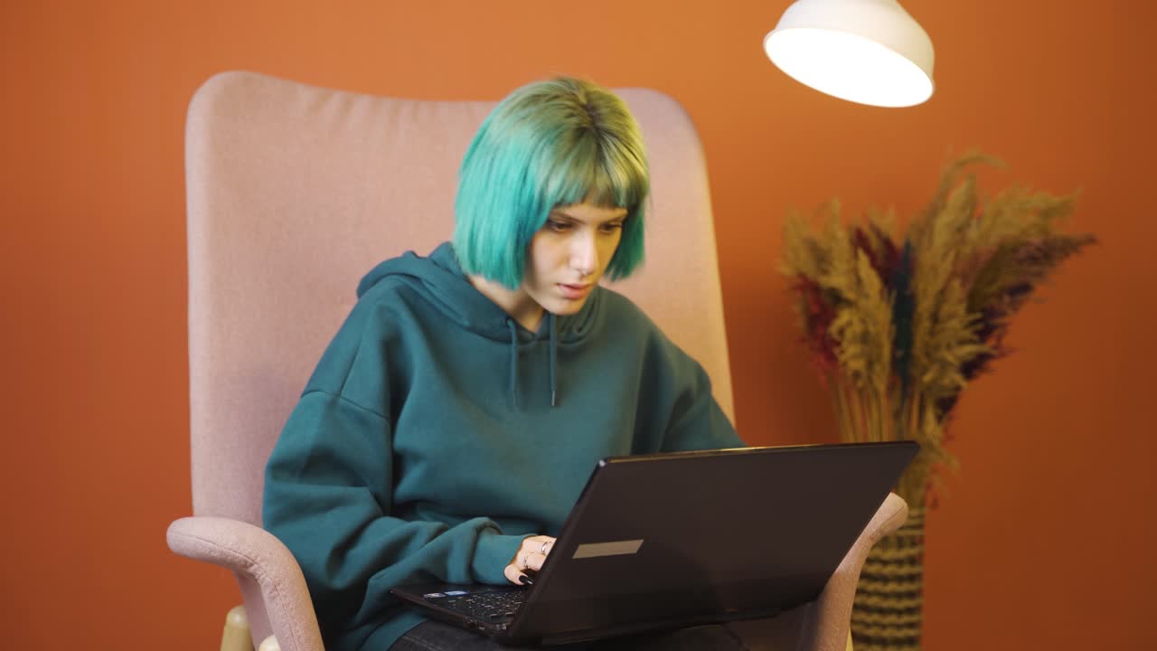 mujer joven trabajando duro en la computadora portátil.