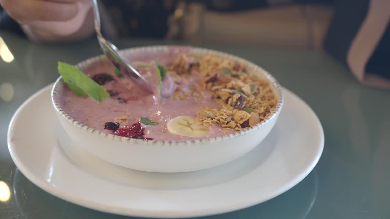 Smoothie Bowl dengan Granola dan Buah