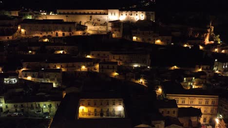 Luftaufnahme-Der-Alten-Barockstadt-Modica-Alta-Val-Di-Noto-In-Süditalien-Bei-Nacht