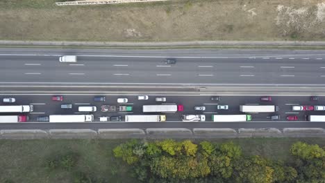 Vista-Aérea-Del-Tráfico-Congestionado-Y-En-Movimiento-En-La-Autopista-De-Seis-Carriles,-Rápido