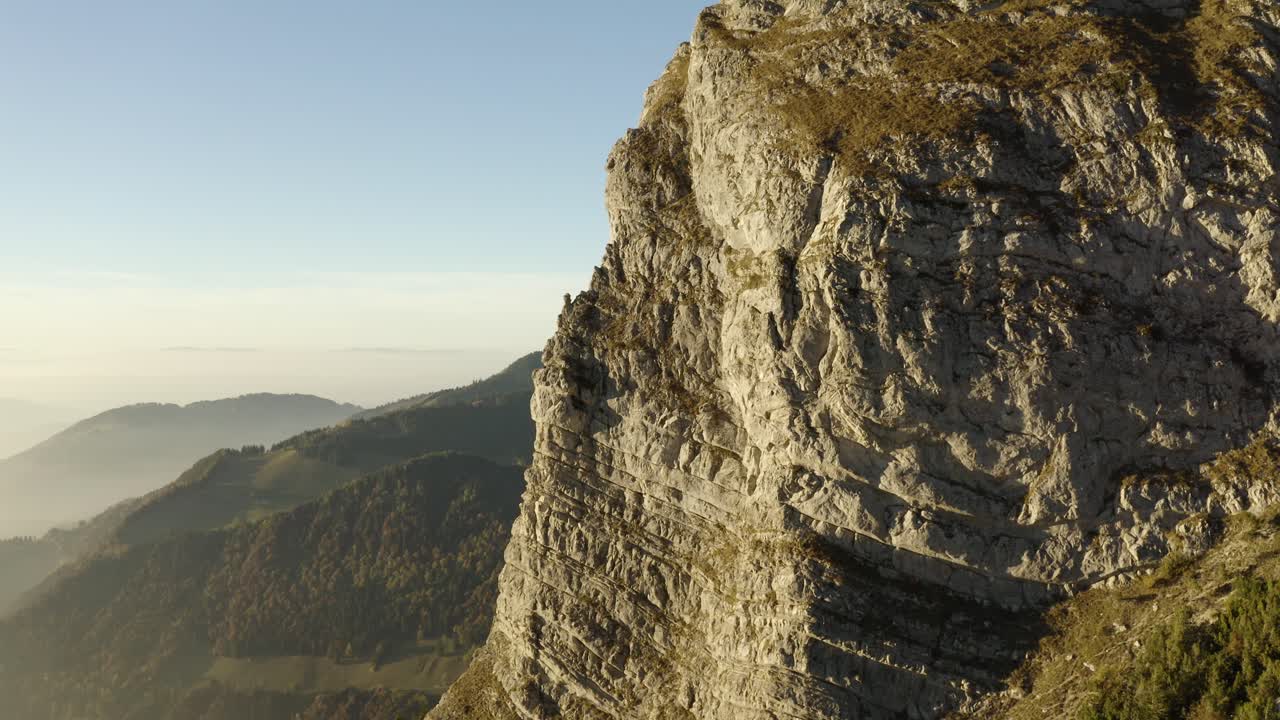 escalada a lo largo de la empinada cumbre de piedra caliza en los prealpes suizos cerca de "les rochers de naye" luz del atardecer y colores otoñales