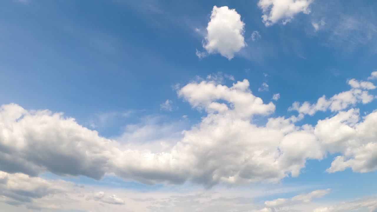 푸른 하늘과 큐러스 구름