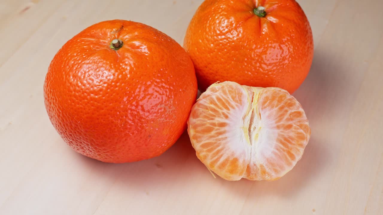 mandarinas maduras girando en close-up en cámara lenta