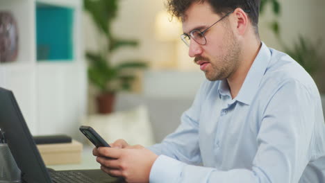 textos de empleados corporativos en el teléfono inteligente