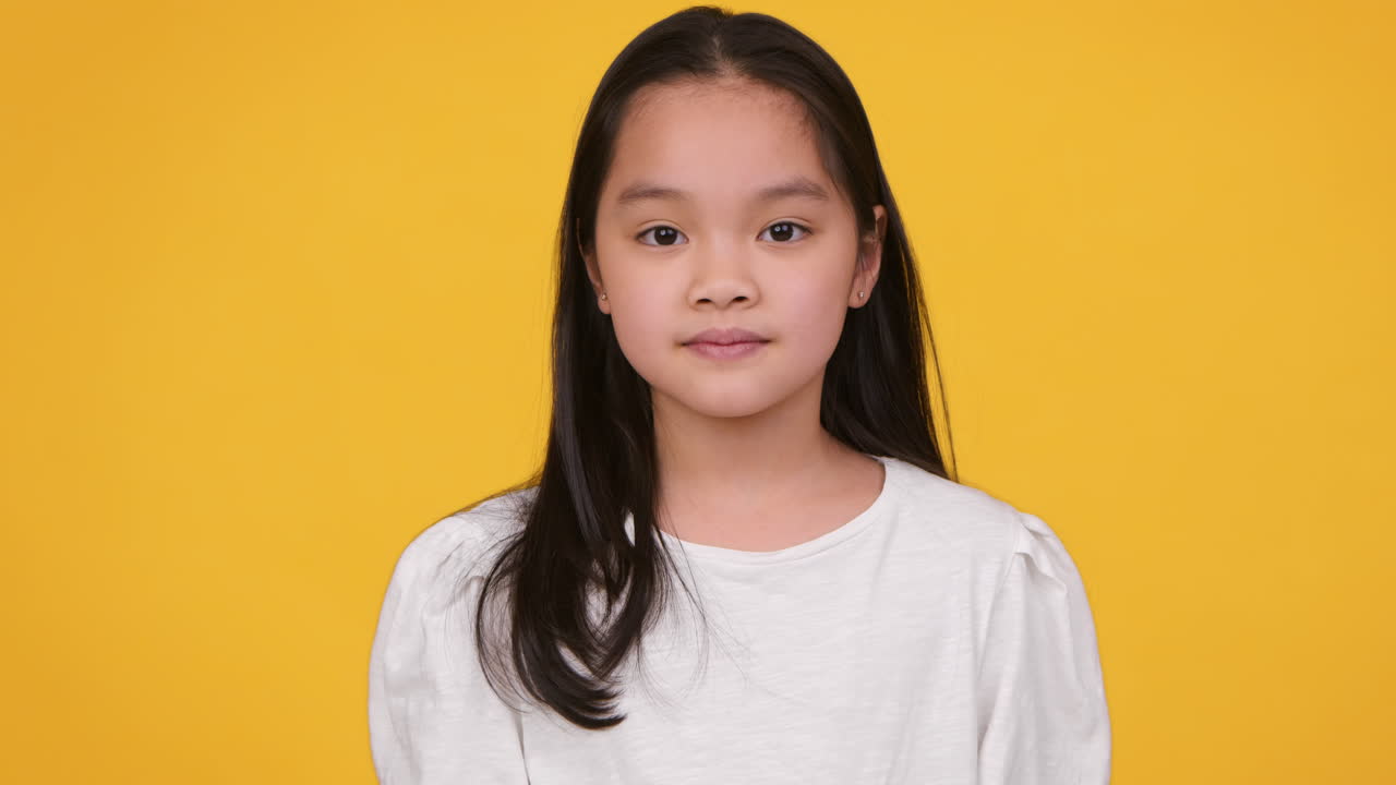 엄지손가락을 내려주는 소녀