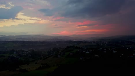 Gewitterwolken-Im-Sonnenunterganghimmel-über-Ländlicher-Landschaft