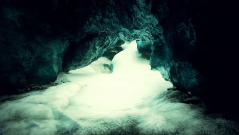 Cueva-De-Hielo-Azul-Cubierta-De-Nieve-E-Inundada-De-Luz