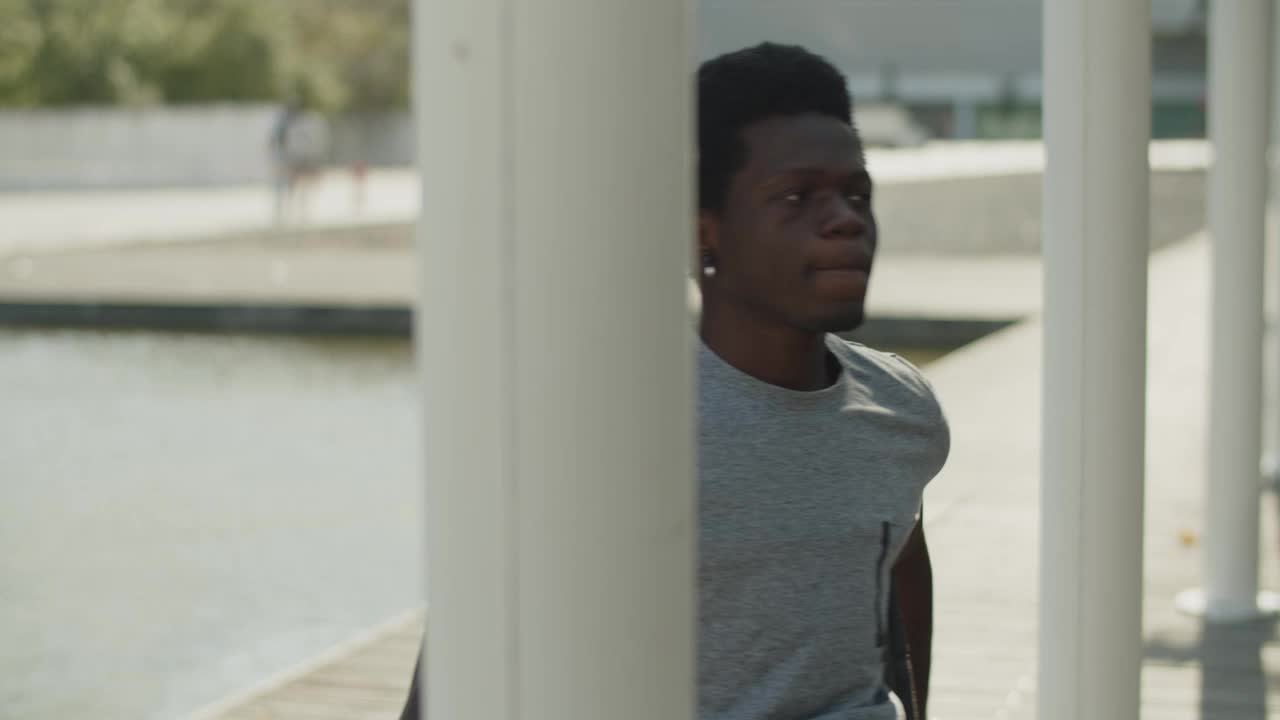 ⁇ 체어 를 이용 하여 야외 에서  ⁇ 고 있는 젊은 남자 의 클로즈업