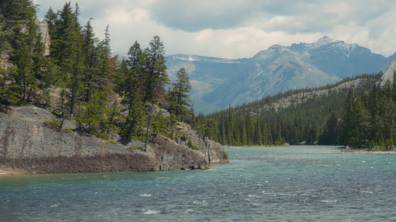 Fiume Bow che scorre attraverso il Parco Nazionale di Banff, Canada
