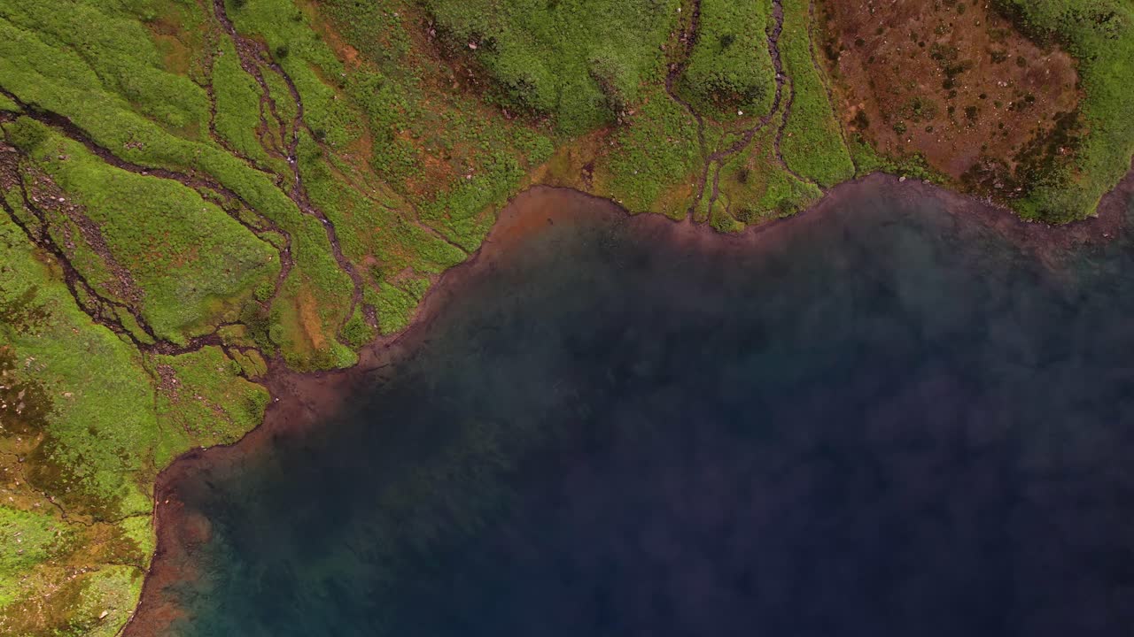 reflejo de los lagos alpinos en canada