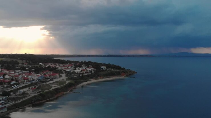 Belo pôr do sol sobre Nea Fokea, Halkidiki, Grécia. Panorâmica aérea.