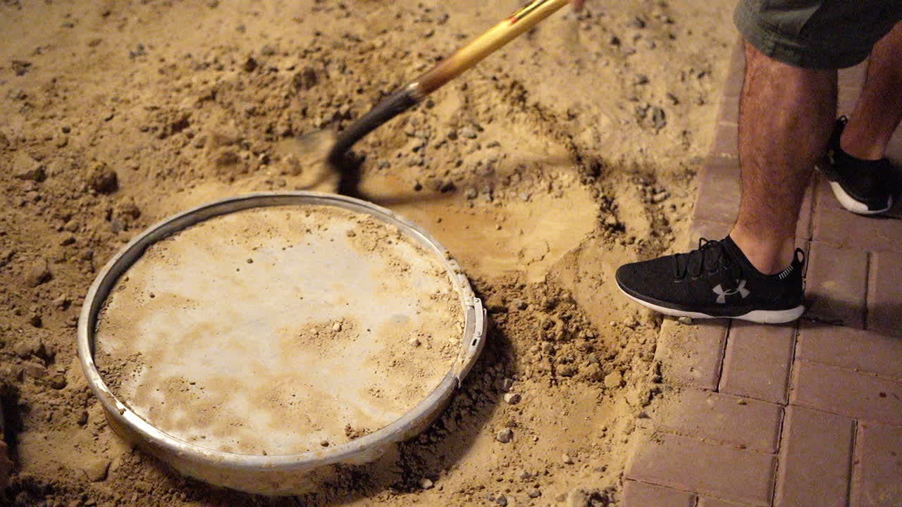 땅에서 통을 파다