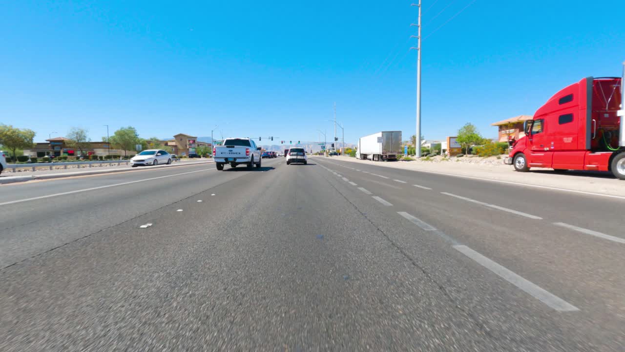 도로에서 자동차를 운전하는 pov