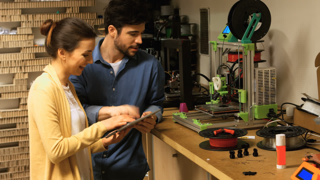 diseñador gráfico masculino y femenino trabajando en una tableta digital