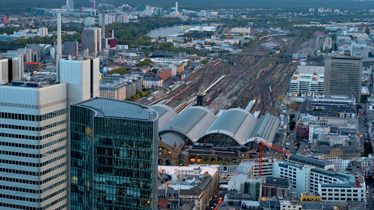 Vista aerea con drone della stazione centrale di Francoforte in Germania