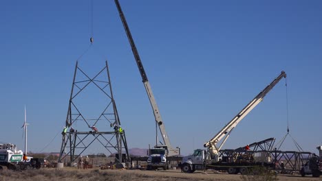 trabajadores estadounidenses ensamblan transformadores y cables eléctricos de alta tensión para construir infraestructura estadounidense