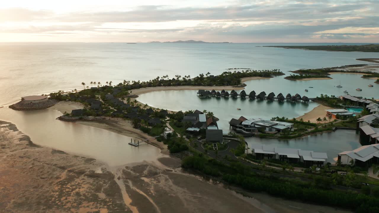 열대 라군 드론에 수중 방갈로를 갖춘 태평양의 고급 리조트