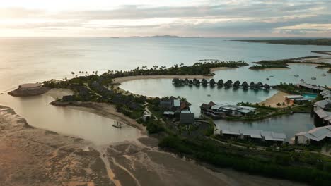complejo de lujo en el océano pacífico con bungalows sobre el agua en una laguna tropical