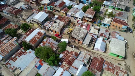 vista aérea sobre edificios, en el distrito de ghetto favela, río de janeiro, brasil, sudamérica - órbita, disparo de drones