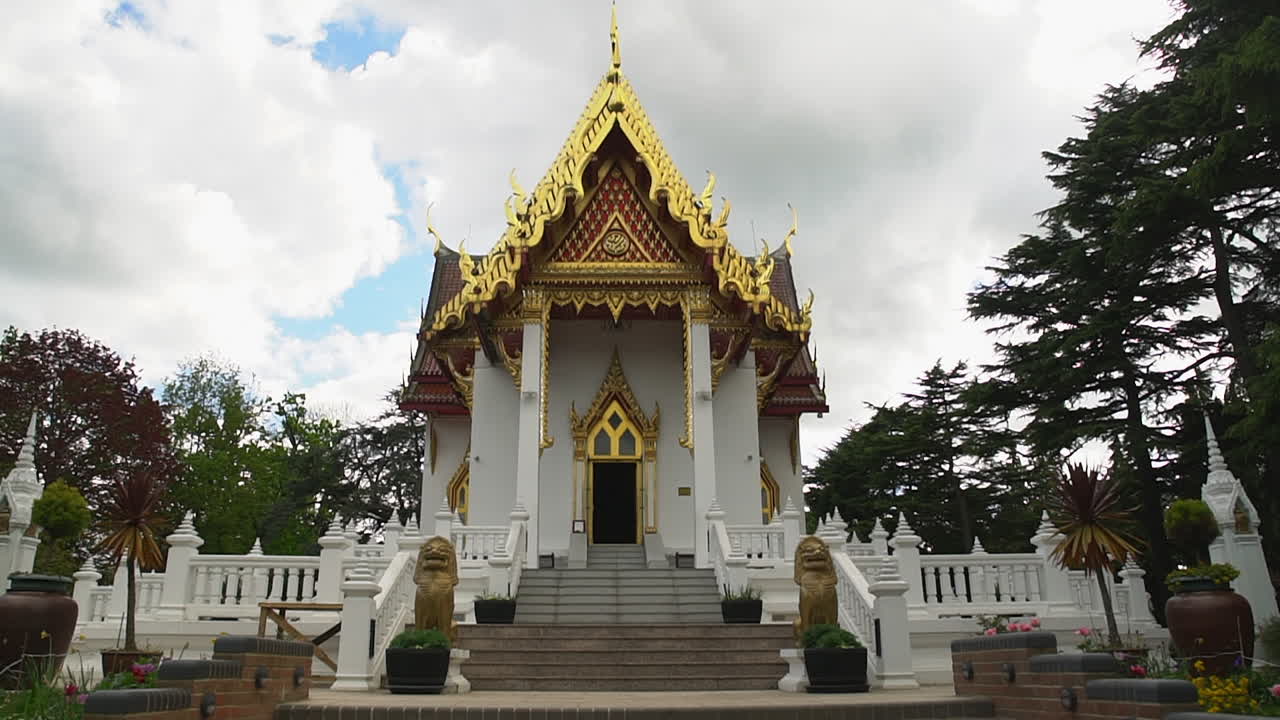 zoom, caminando hacia un pequeño y escondido templo tailandés budista