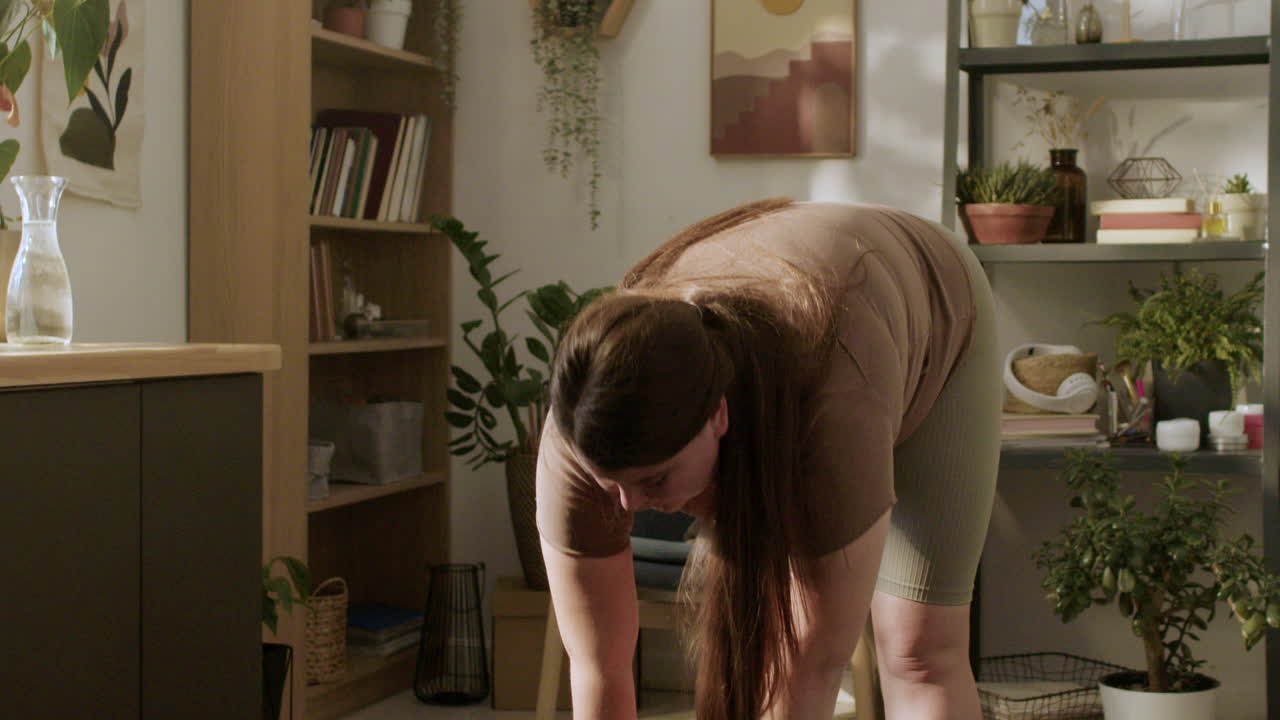 estiramiento de mujer de tamaño plus