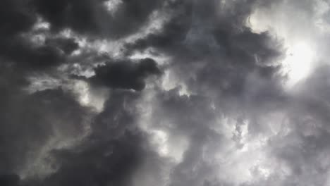 Tormenta-Eléctrica-Y-Nubes-Oscuras
