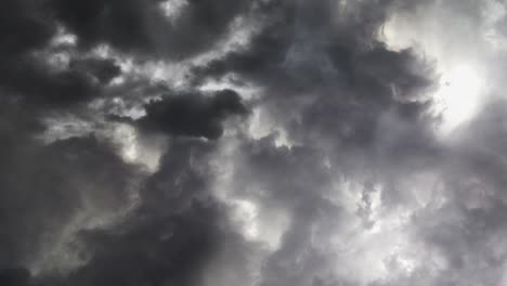 tormenta eléctrica y nubes oscuras