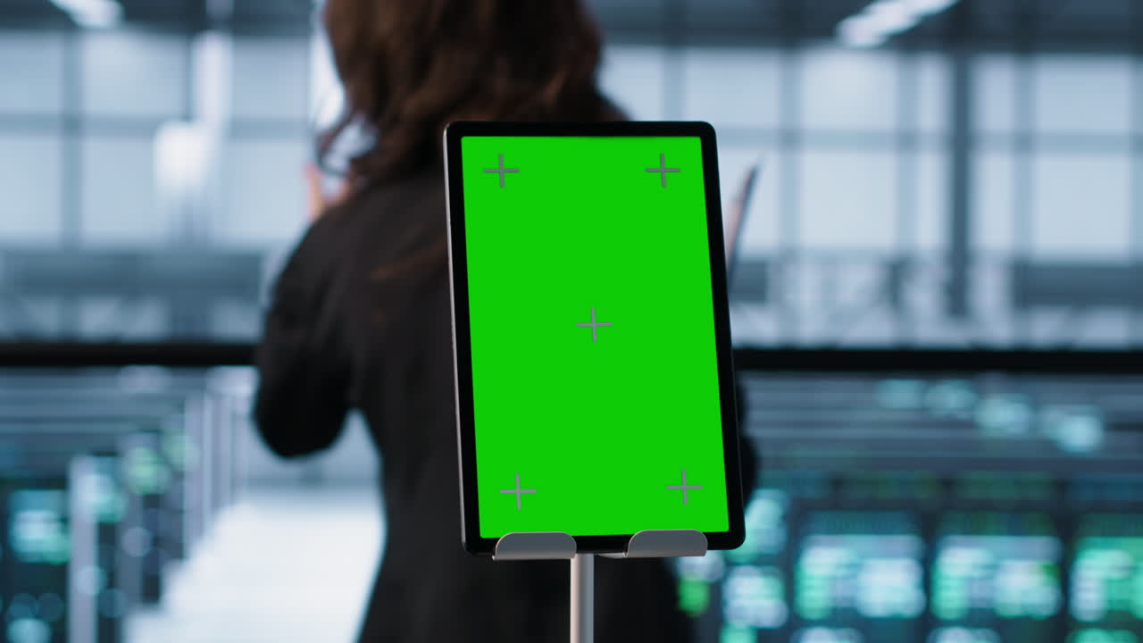 close up de la tableta de la llave de croma al lado de los compañeros de trabajo examinando el centro de datos