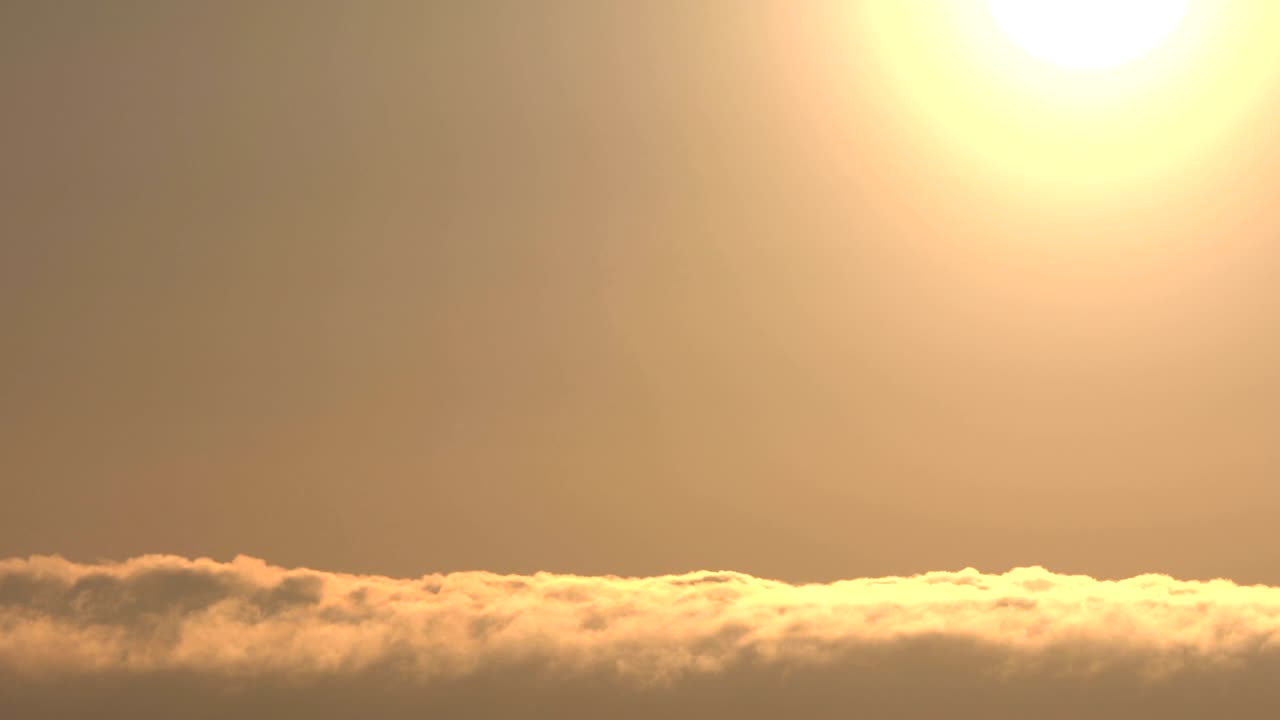un sol increíble que se levanta a través de las nubes a la deriva.