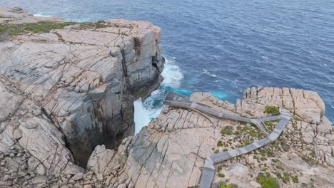 Cinematic-flight-around-The-Gap-and-Natural-Bridge-in-Albany,-Western-Australia