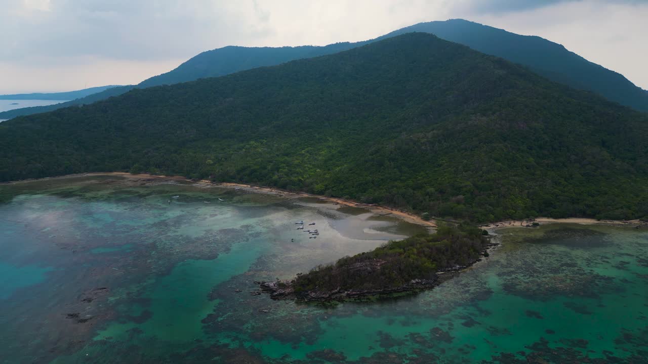 una vista panorámica de la turística isla de karimunjawa durante la marea baja - java central, indonesia