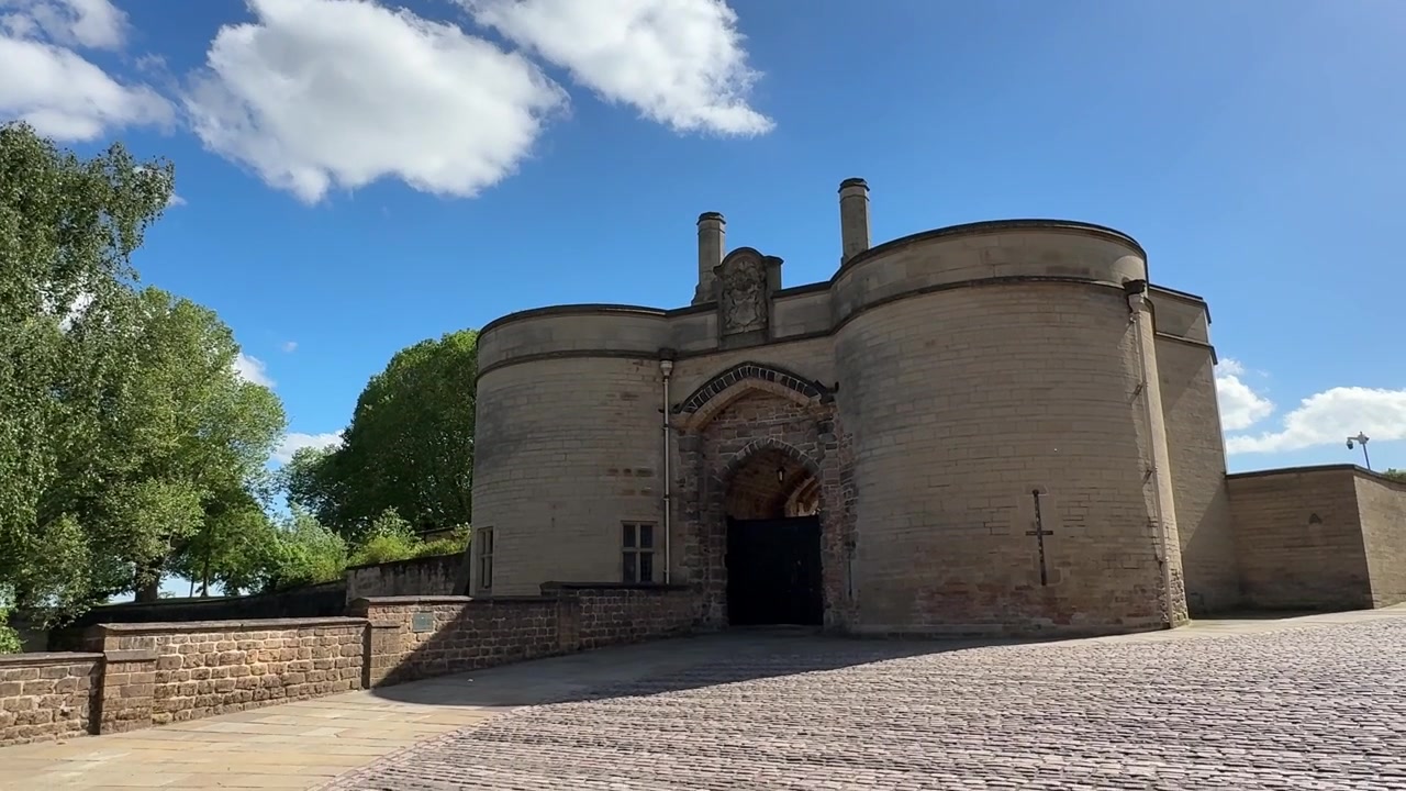 Vista dell'ingresso del Castello di Nottingham vicino a Old Market Square e alla statua di Robin Hood a Nottingham, East Midlands, Inghilterra, che mostra l'architettura storica.