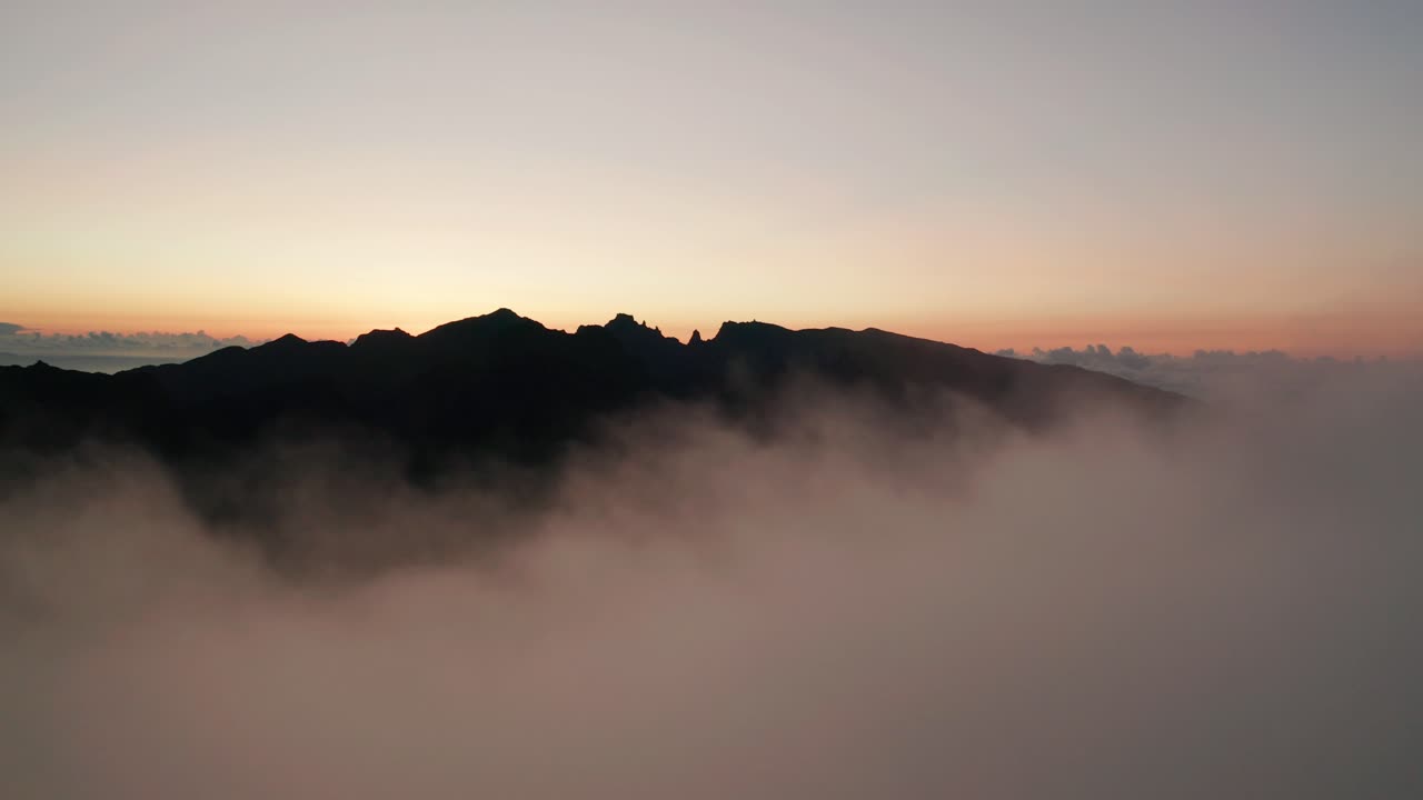 새벽, 공중 동안 실루엣 산을 드러내는 구름에서 상승