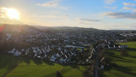 Puesta-De-Sol-De-Invierno-En-Warstein:-Imágenes-De-Drones-De-La-Ciudad-Enclavada-En-Las-Majestuosas-Montañas-De-Sauerland