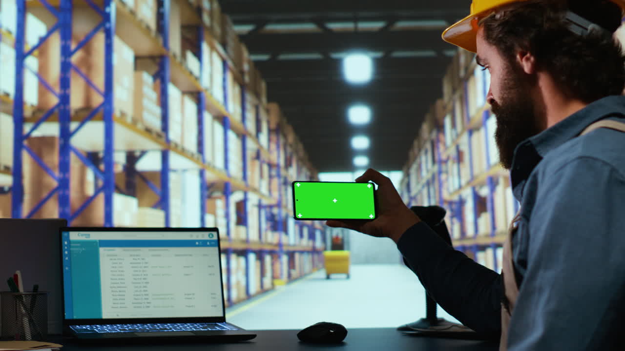 el asesor del almacén comprueba la pantalla verde en el diseño del teléfono.