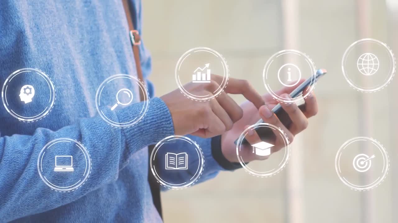 animación de múltiples iconos digitales contra la sección media de un hombre usando un teléfono inteligente al aire libre