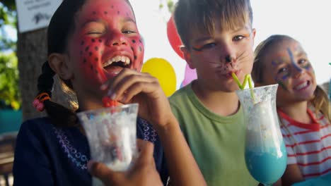 Niños-Tomando-Bebidas-En-El-Patio-De-Recreo-4k