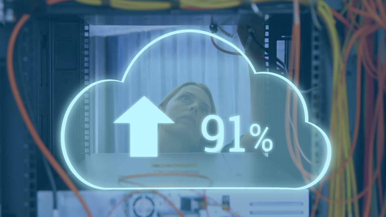 animación del icono de nubes sobre una trabajadora caucásica inspeccionando la sala del servidor