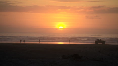 Jeep-Conduce-A-Través-De-La-Playa-De-La-Costa-Del-Pacífico-Al-Atardecer-En-El-Estado-De-Washington