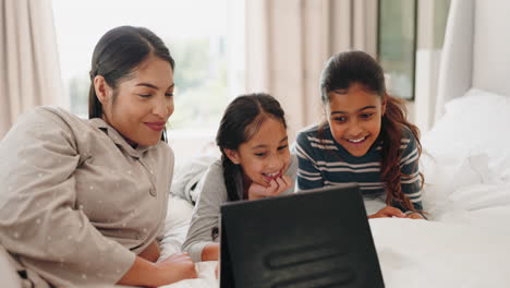 Relájese,-Tableta-Y-Madre-Con-Niños-En-El-Dormitorio.