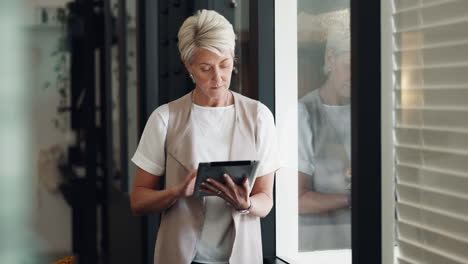 Senior-business-woman,-tablet-planning