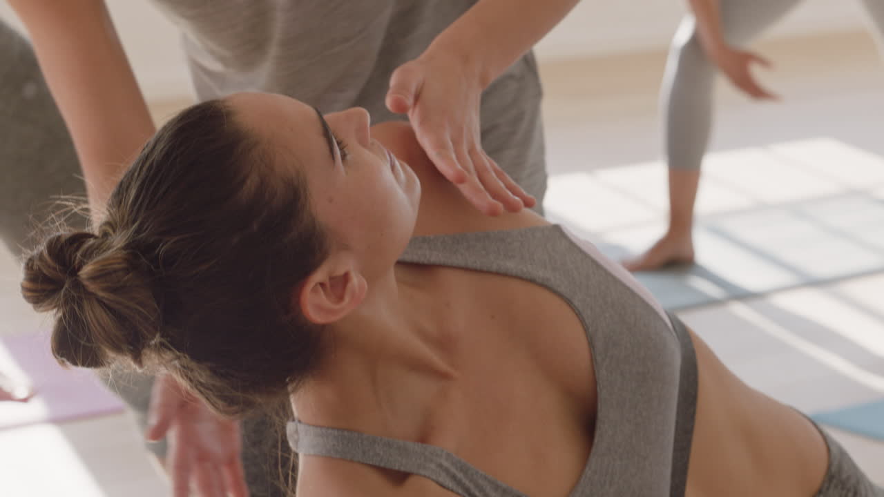 instructor de clase de yoga enseñando pose triangular a un hermoso grupo de mujeres que disfrutan de un estilo de vida saludable haciendo ejercicio en la meditación del gimnasio