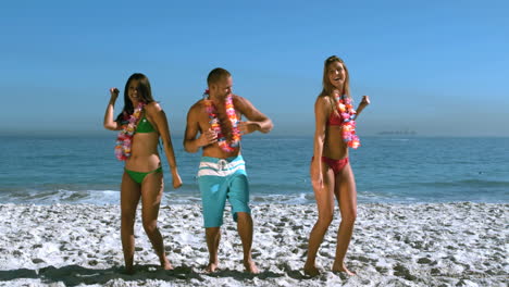 amigos bailando con un collar hawaiano