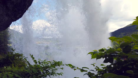 挪威斯泰恩附近的斯泰恩斯達爾斯福森<unk>布 (steinsdalsfossen waterfall) 是挪威最美麗的瀑布之一,