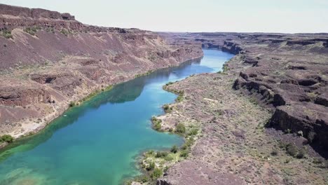 Lago-Profundo-Excavado-En-El-Paisaje-De-Scablands-Formado-Por-Enormes-Inundaciones-De-La-Edad-De-Hielo