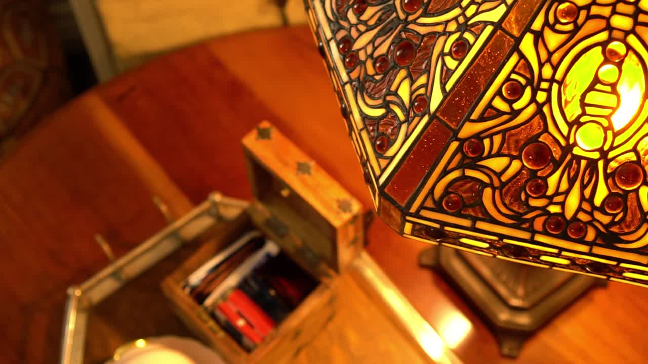 럭셔리 룸 숙박 시설 침실에 있는 오래된 골동품 역사적인 램프