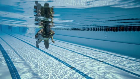 Frau-Schwimmt-Im-Pool-Im-Olympischen-Schwimmbad,-Blick-Unter-Wasser