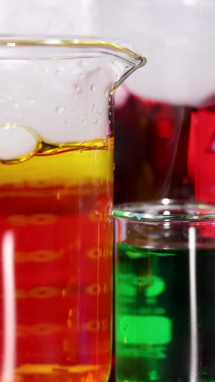 다채로운 액체와 건조 얼음 반응을 가진 컵