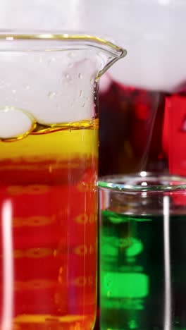 copas con líquidos de colores y reacción de hielo seco