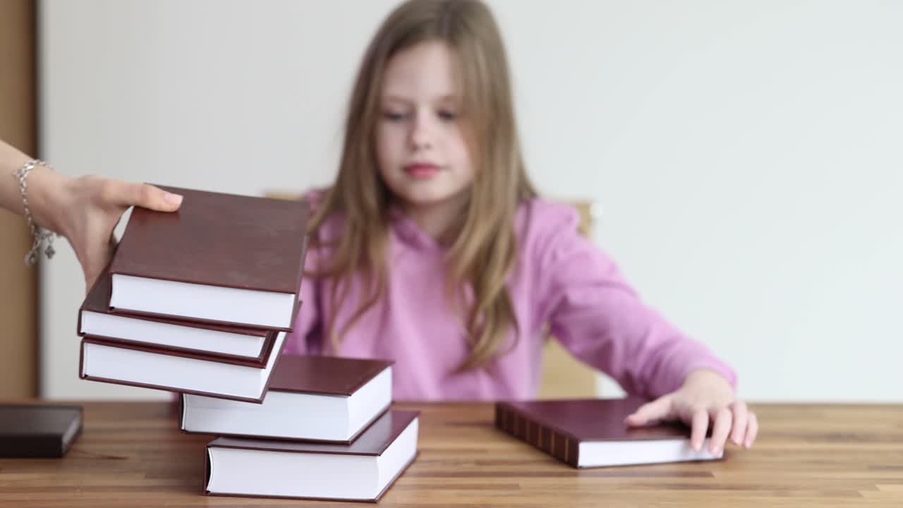 Niña leyendo libros.
